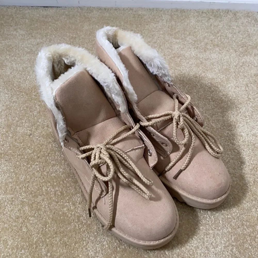 Women’s or Men’s Soft Faux Fur Lined Lace Up Boots Size 40 EU NEW